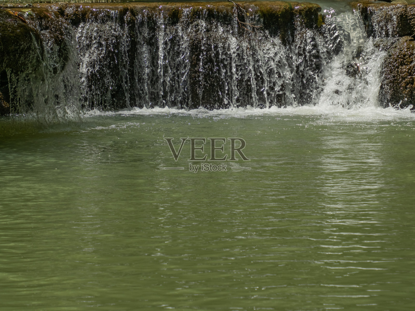 森林中的瀑布。照片摄影图片