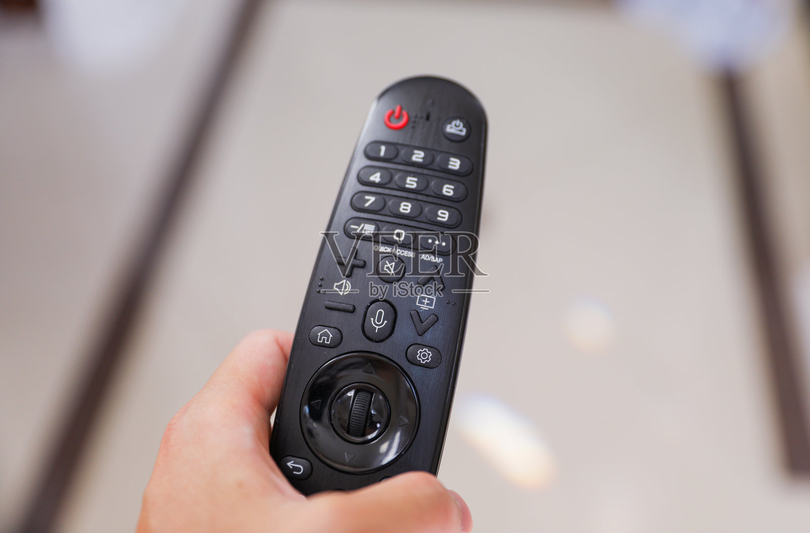 远程控制技术的便利性和易用性可能导致社会问题,如断开连接和成瘾。象征着进步和创新的双刃剑照片摄影图片