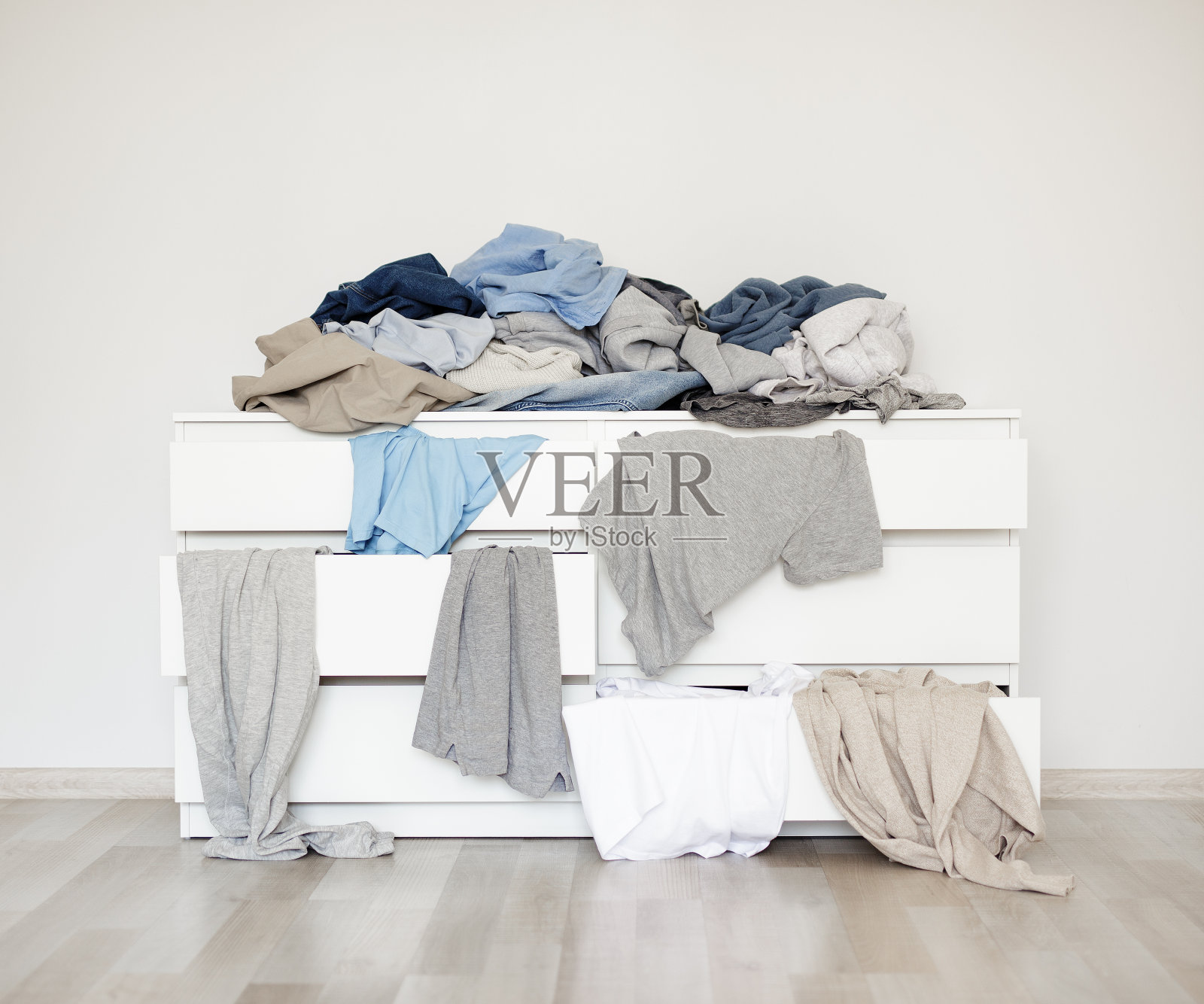 家务和日常概念——抽屉柜和一堆脏衣服照片摄影图片