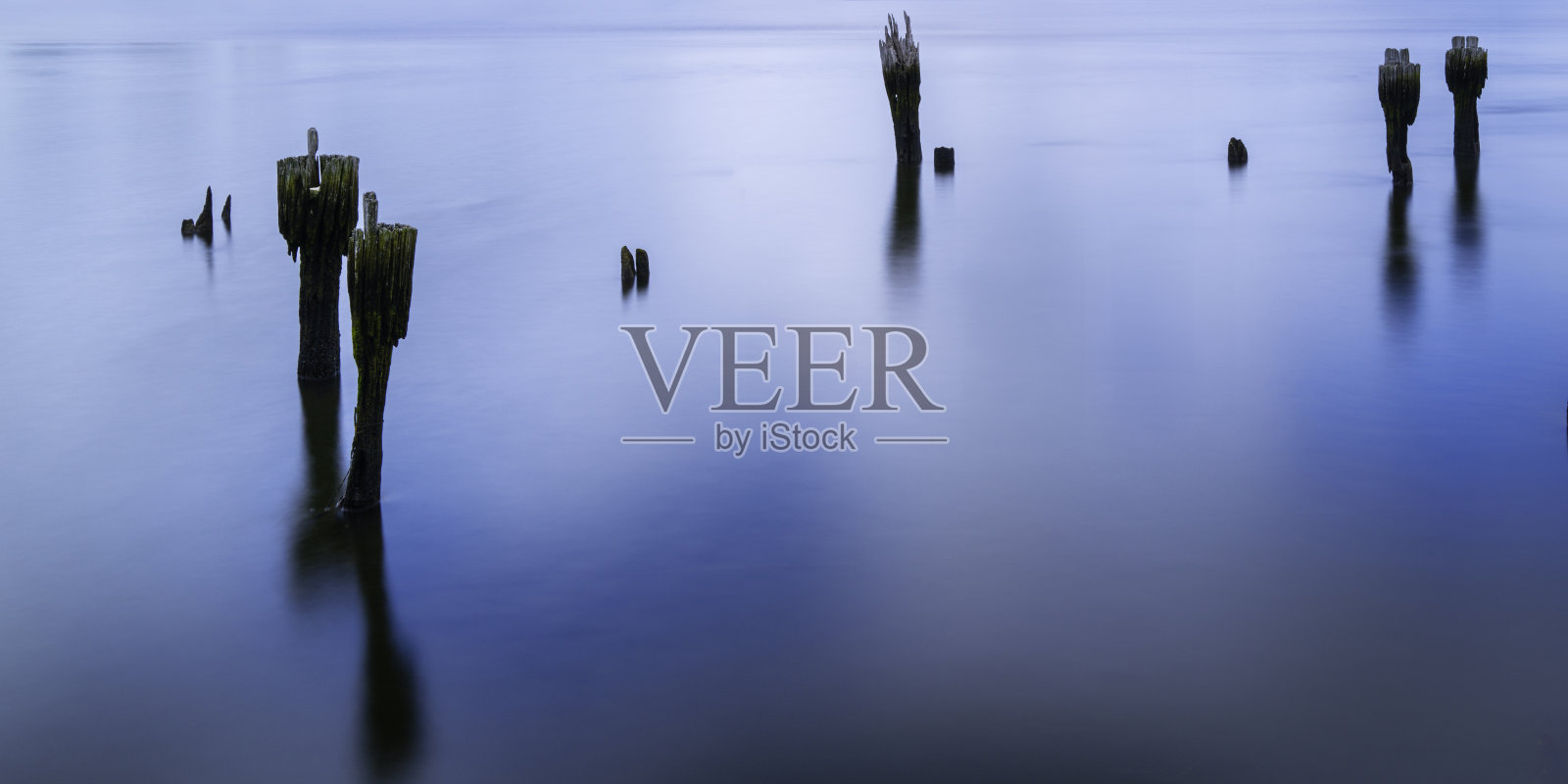 水中多个破坏桩的抽象几何形状照片摄影图片