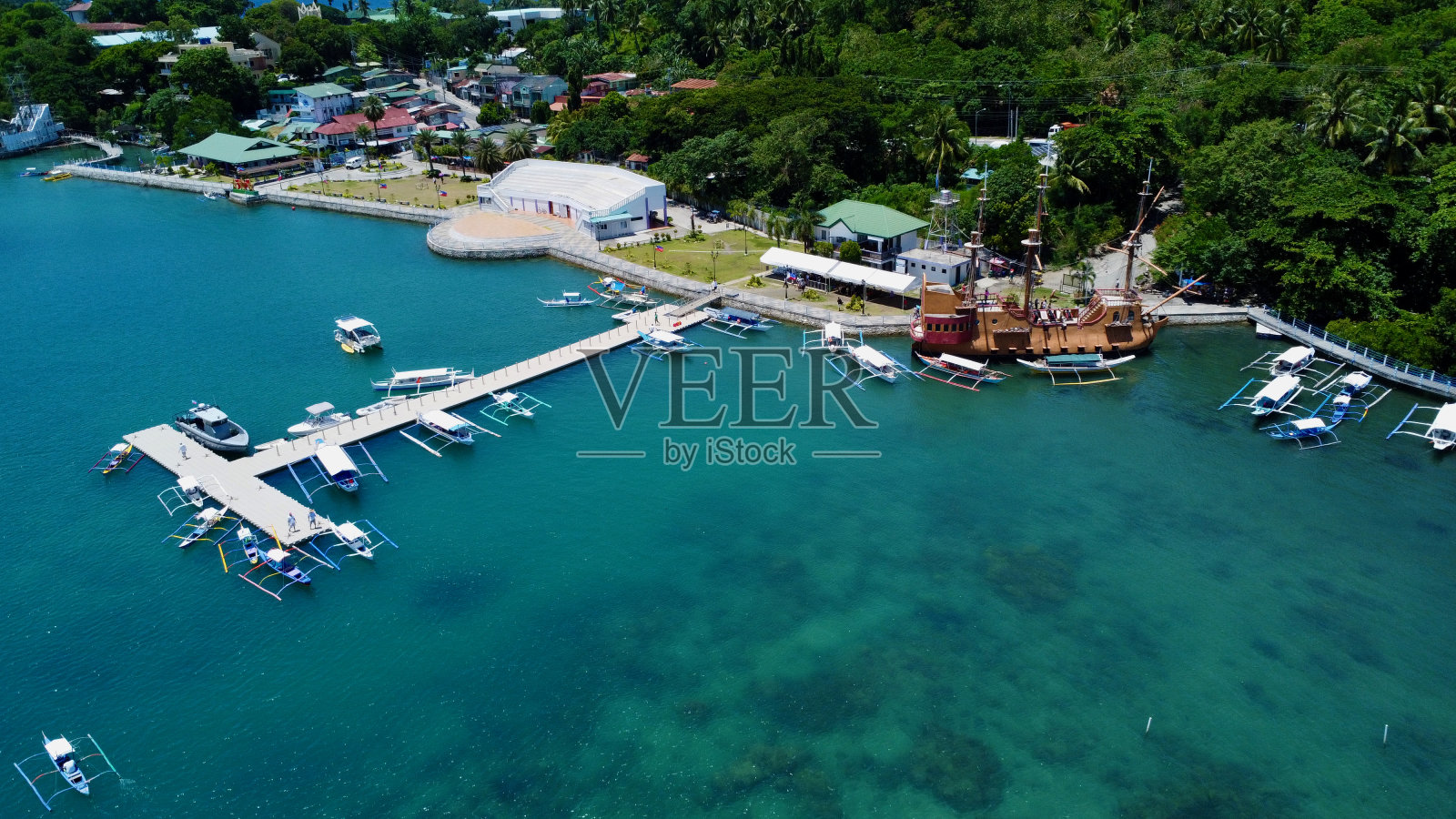 端口视图。码头的景色。热带景观。照片摄影图片