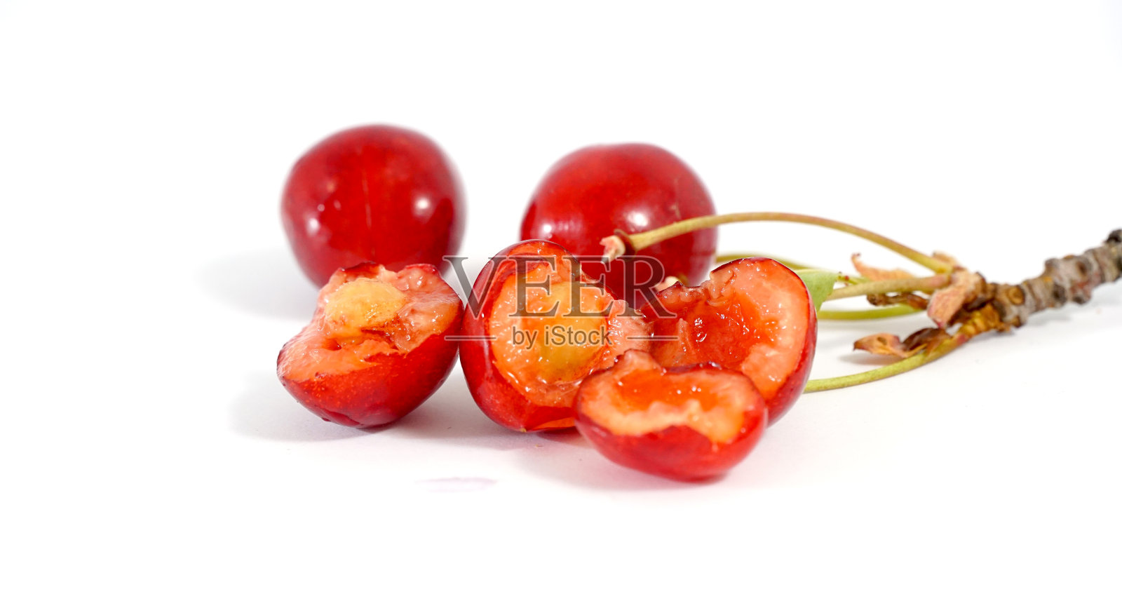 在白色背景上分离的切碎的樱桃照片摄影图片