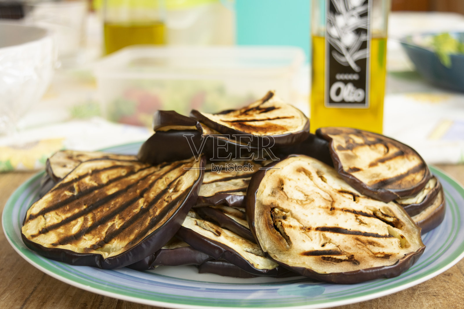 烤茄子片照片摄影图片