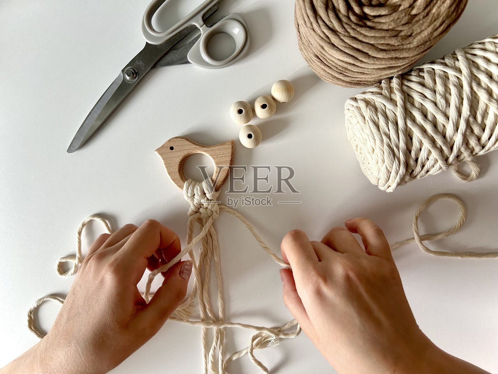 编织流苏花边。这个女孩编织流苏。照片摄影图片