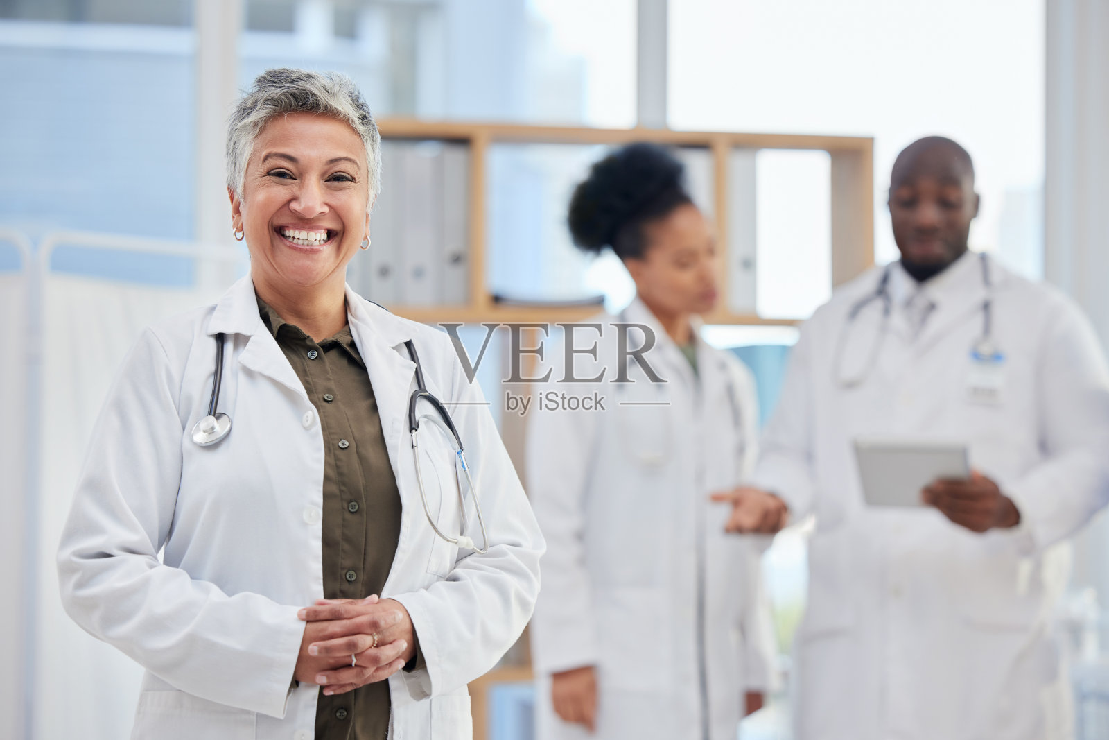 医院、医生和在保险、健康和医疗服务保健诊所的老年妇女肖像。医药、领导和女保健工作者微笑寻求专业关怀和帮助照片摄影图片