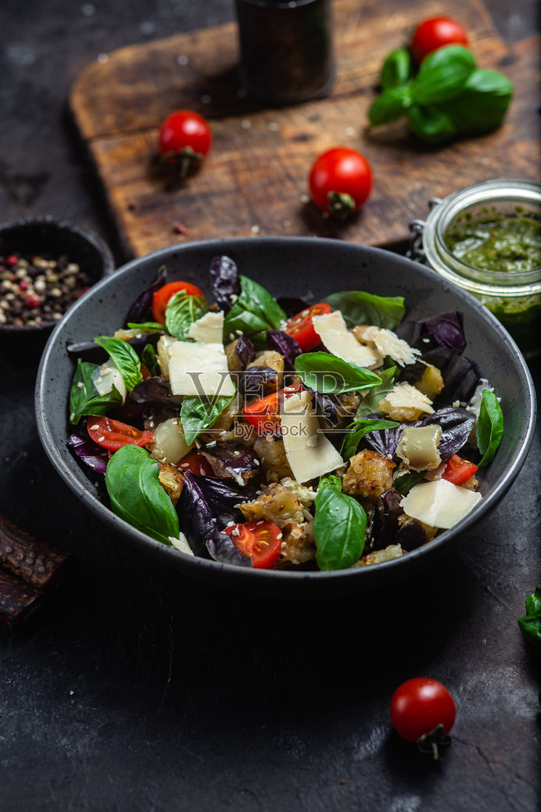 茄子沙拉,罗勒,切达奶酪配西红柿照片摄影图片