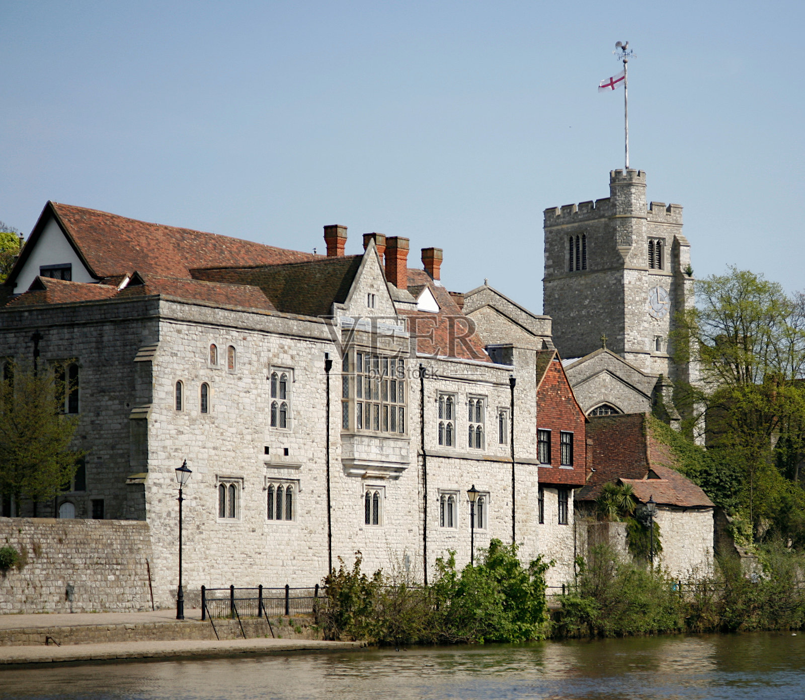 英格兰肯特郡的梅德斯通:众圣徒教堂和梅德韦河的整体外观照片摄影图片