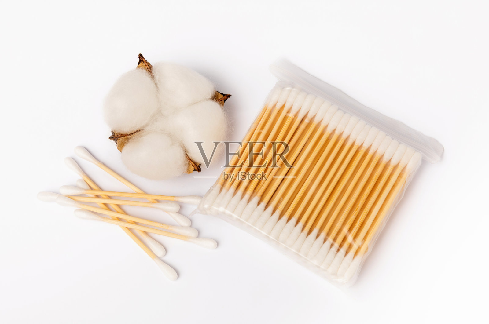 白色背景上孤立的棉花芽。环保材料。白色背景上的木制棉签。竹子拭子。照片摄影图片