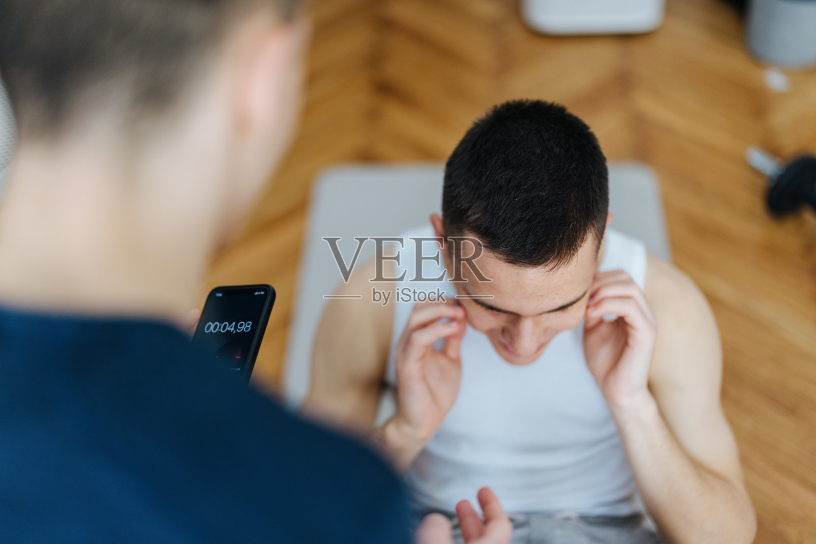 无法辨认的双胞胎兄弟一起在家锻炼照片摄影图片