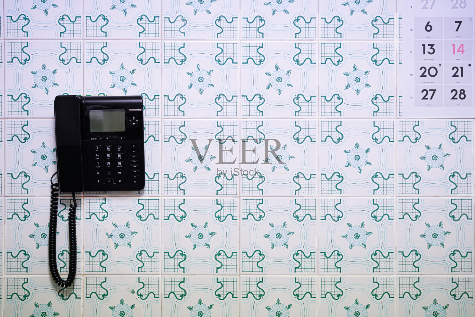 复古风格的厨房,带电话。空荡荡的厨房里贴着古色古香的瓷砖。西班牙传统复古背景照片摄影图片