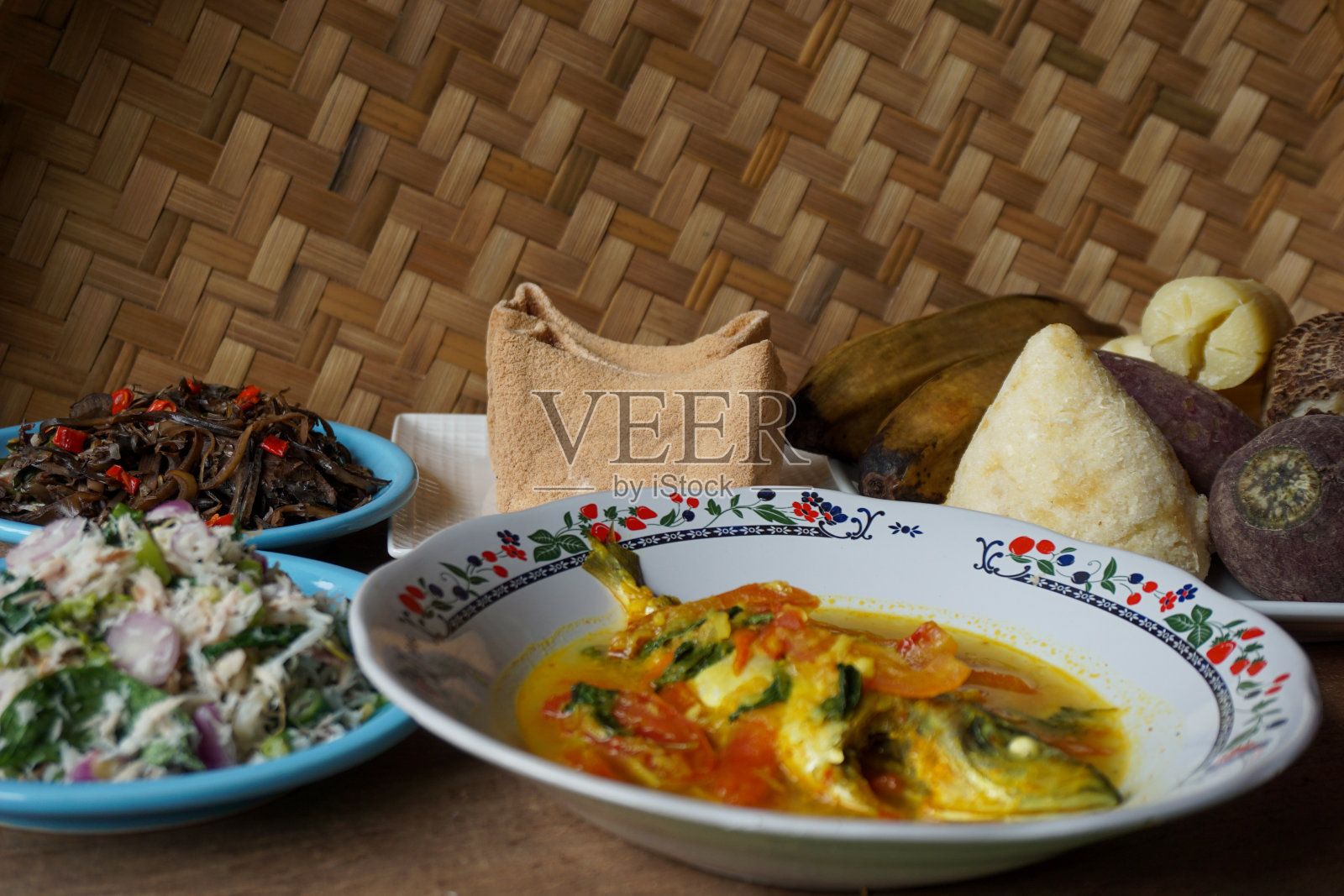 展示安邦人或摩鹿加人的传统食物。什锦蒸碳水化合物,西米盘,伊坎瓜库宁,Kohu Kohu和Tumis心香蕉照片摄影图片