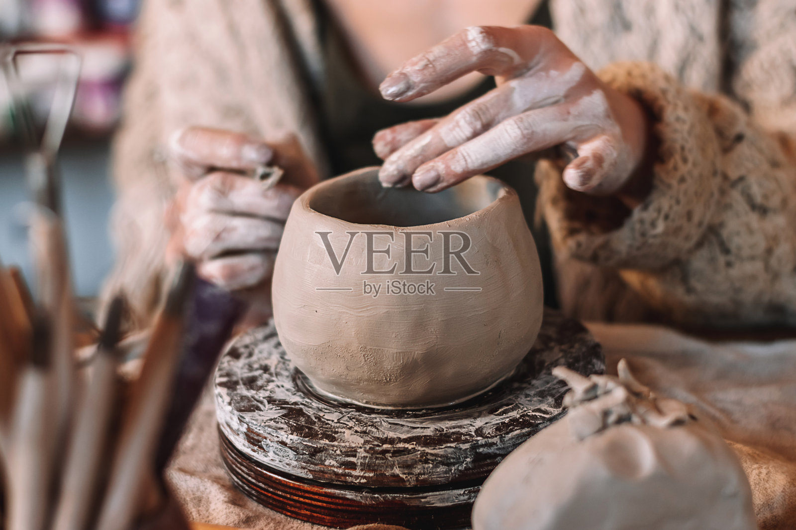 女雕塑家在家庭作坊里制作粘土马克杯,双手特写。小生意、创业、爱好、休闲的理念照片摄影图片