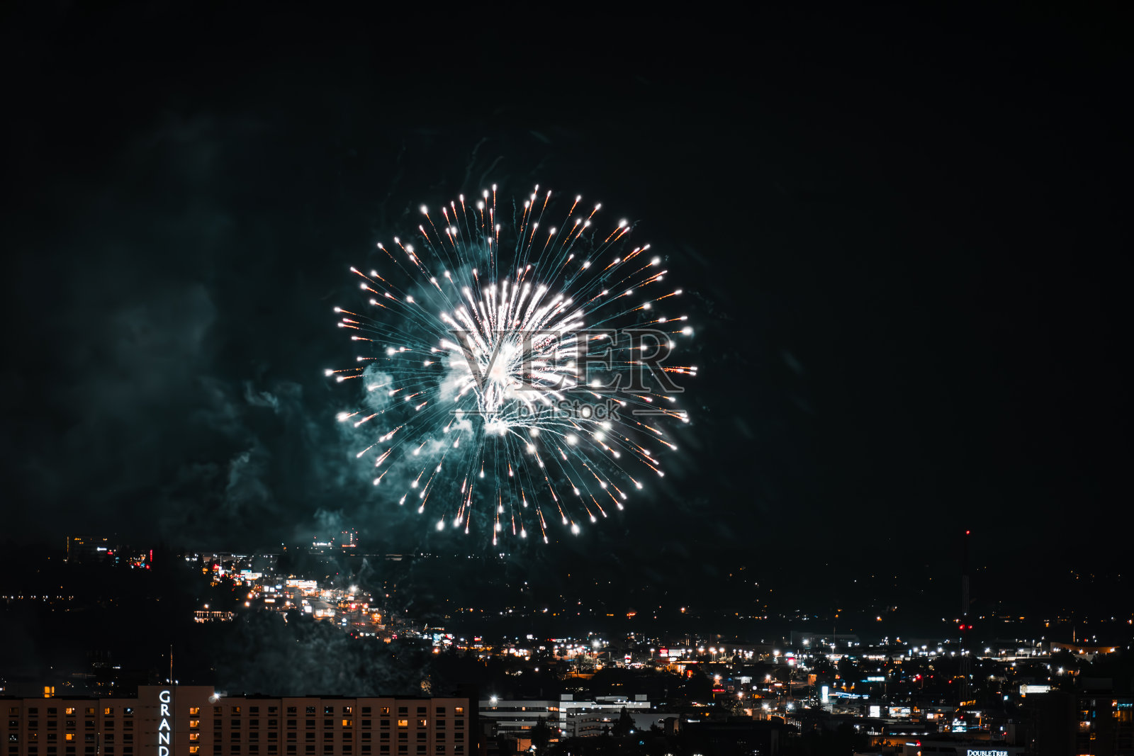 白色和蓝色烟花照片摄影图片