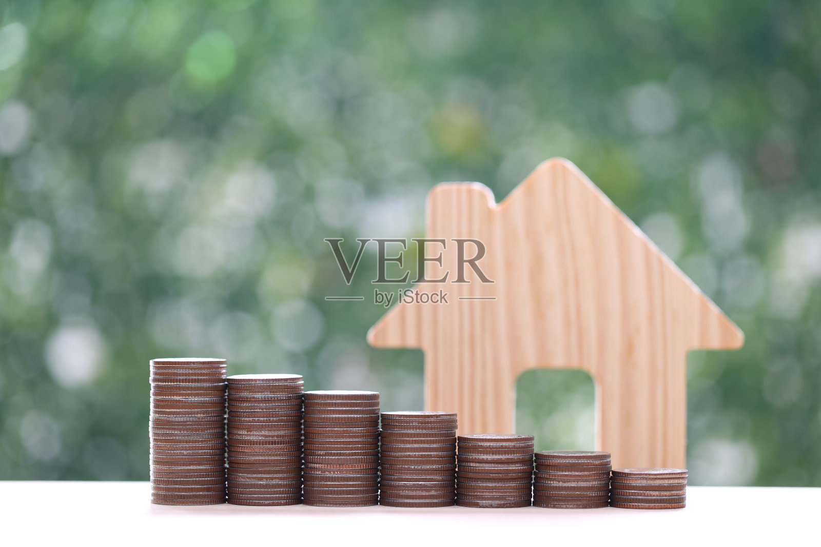 抵押贷款,样板房和叠钱硬币在自然绿色背景,商业投资和房地产概念照片摄影图片