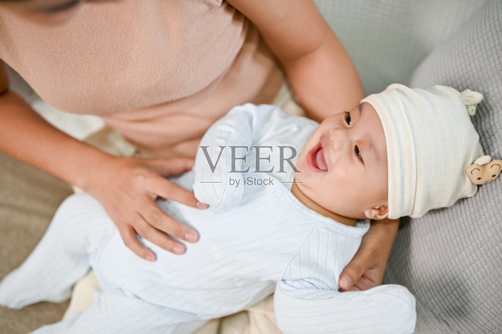 宝宝被妈妈抱在沙发上放松的特写镜头照片摄影图片