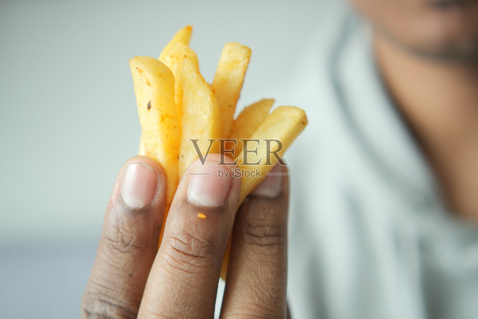 吃薯条的男人靠近了照片摄影图片