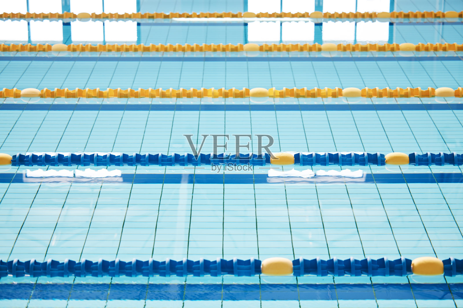 空的游泳池或用于比赛的水中线条或用于健身或水下运动的赛道。背景,蓝色或训练竞技场准备比赛表现,锻炼或锻炼挑战照片摄影图片