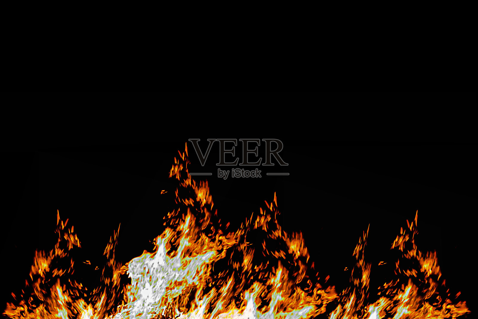 火-火热的背景-橙色的火焰,火花在黑色的背景。照片摄影图片