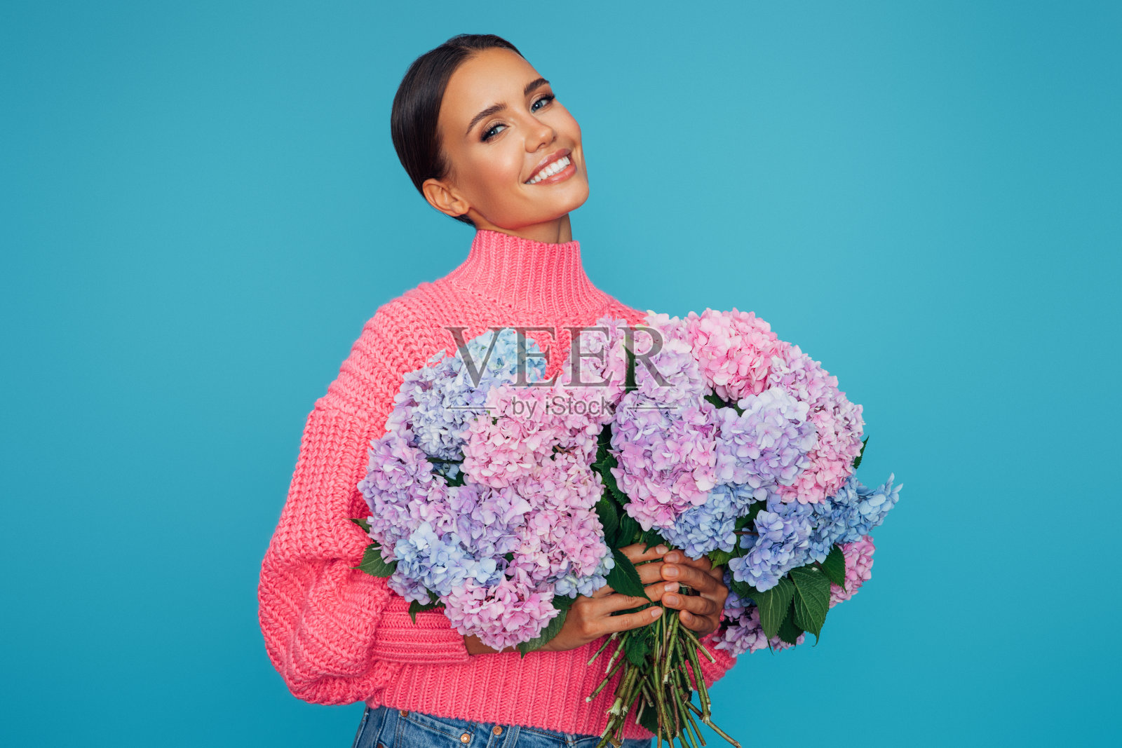 年轻美丽的女孩拿着绣球花照片摄影图片