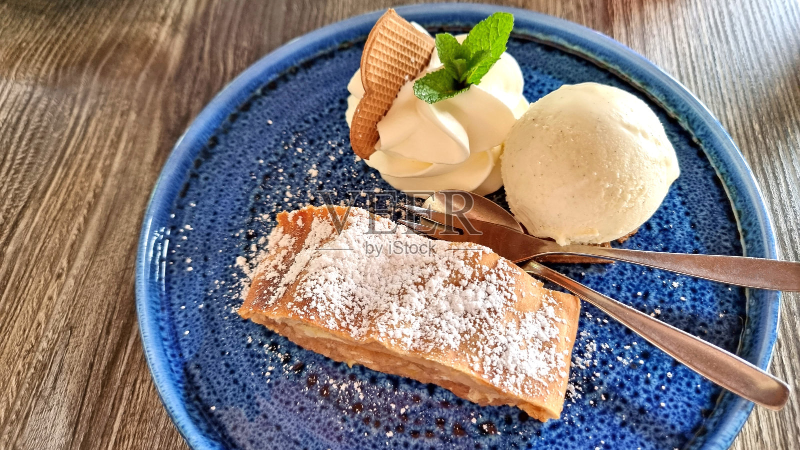 苹果馅饼配香草冰淇淋照片摄影图片