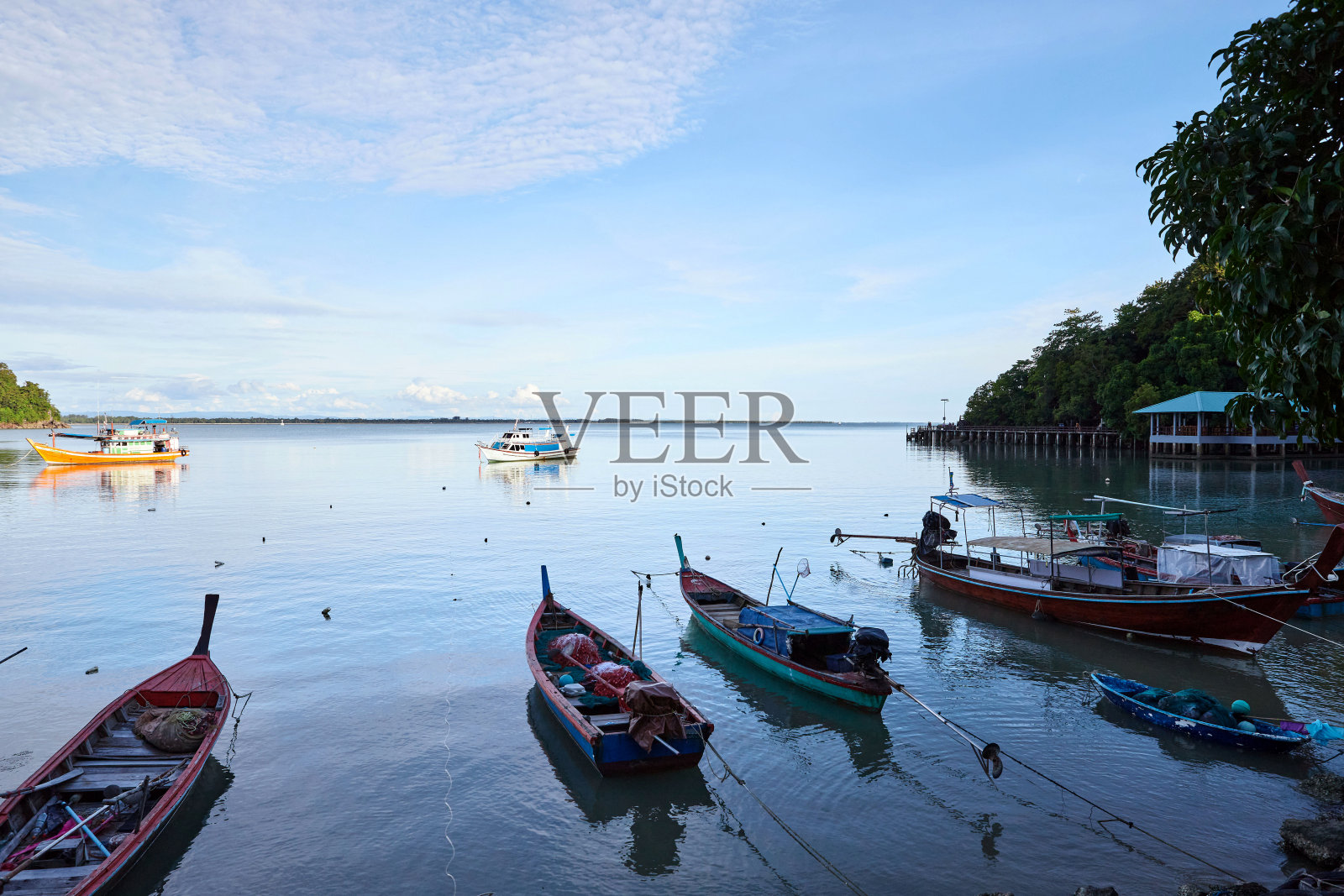 停靠在码头上的渔船照片摄影图片