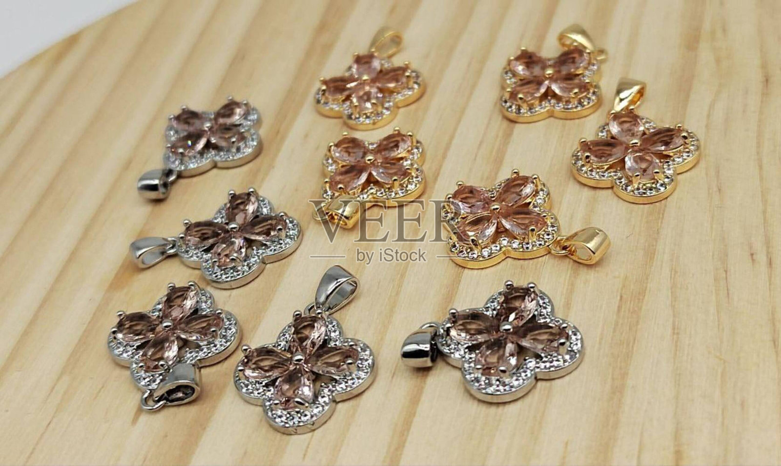 仔细查找手镯照片摄影图片