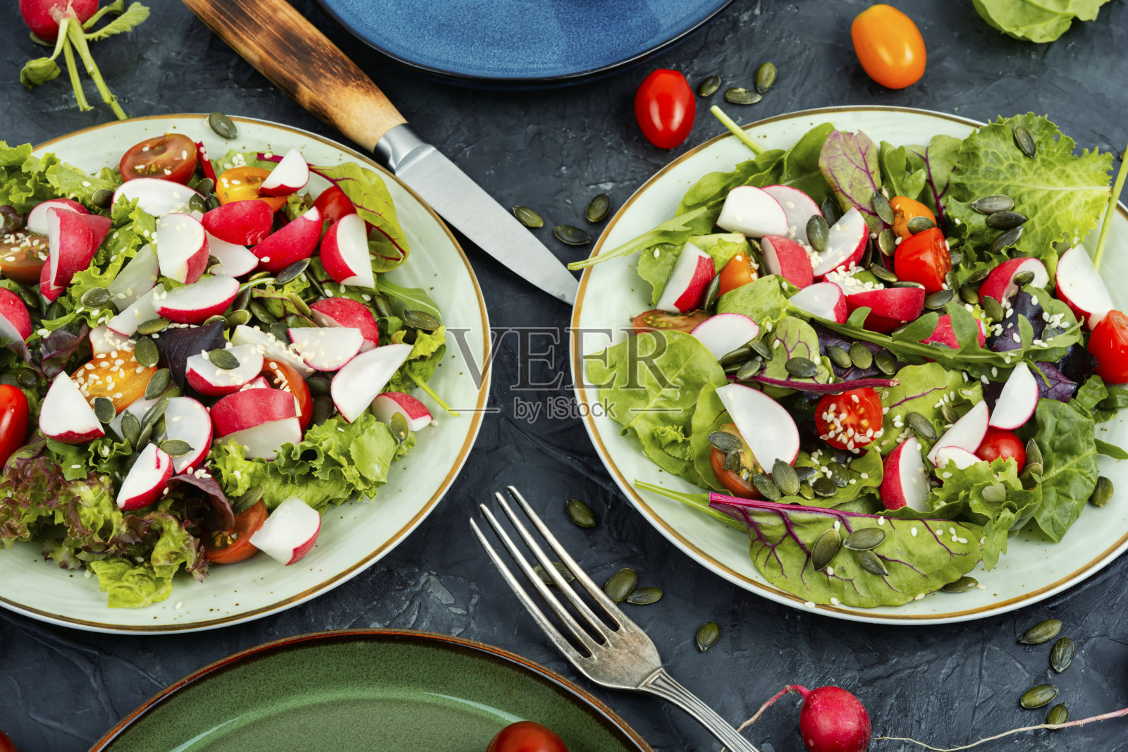 新鲜蔬菜和香草沙拉照片摄影图片