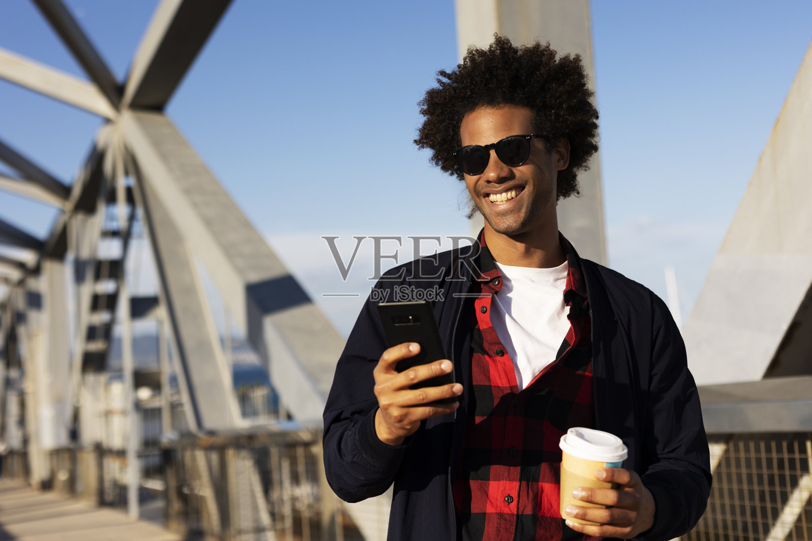 快乐的非洲人在外面打电话照片摄影图片