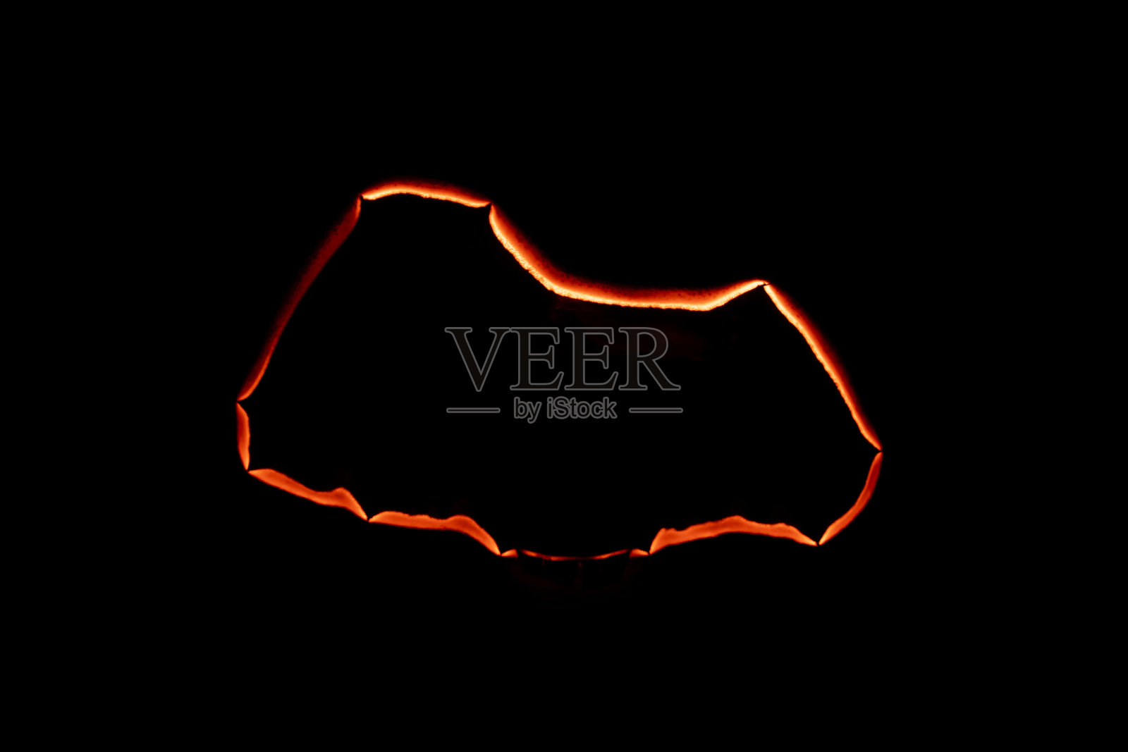 燃烧的纸,在黑色背景上发光的纸边照片摄影图片