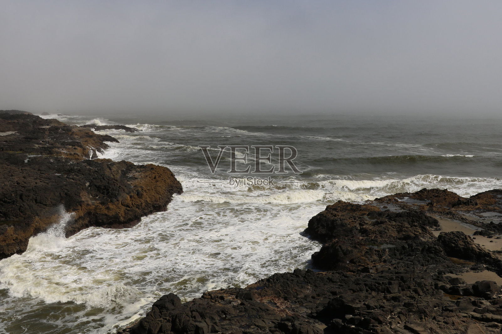 海浪拍打着岩石海岸。照片摄影图片