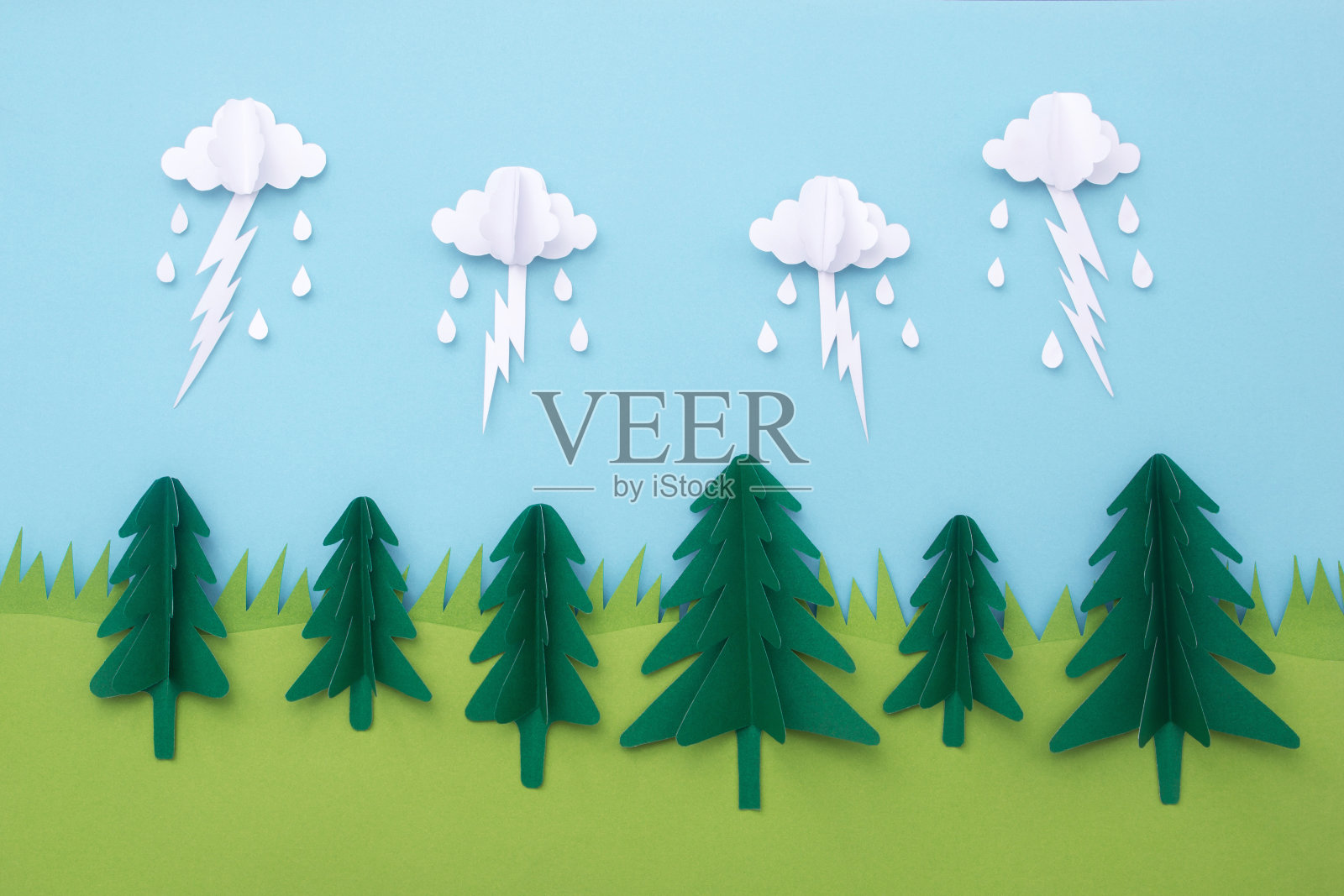 天空中有云,有雨滴,树上有闪电。照片摄影图片