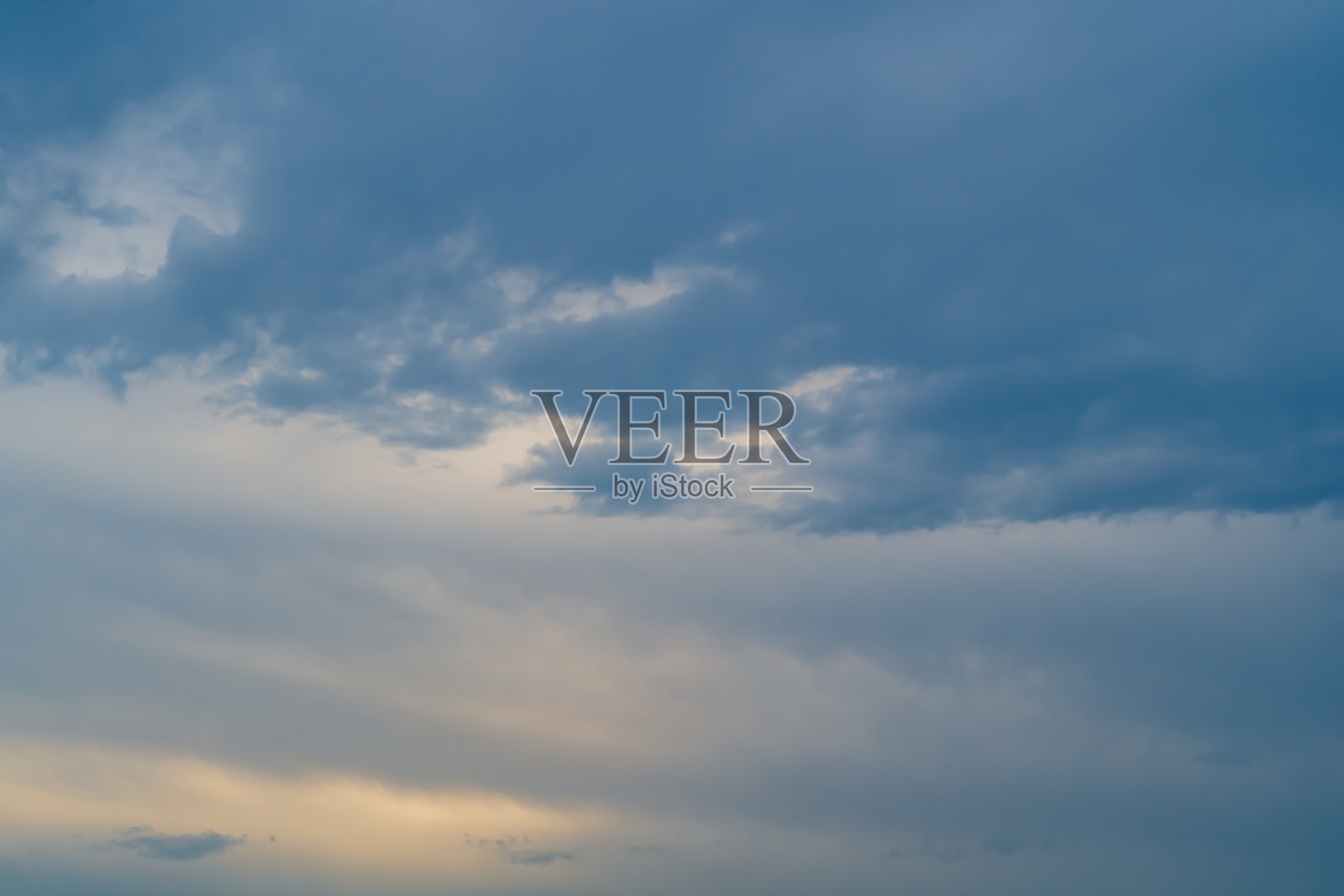 积云风暴云的形成和增强过程。自然、云、运动、风、天气的概念,以及每天发生在世界各地的变化照片摄影图片