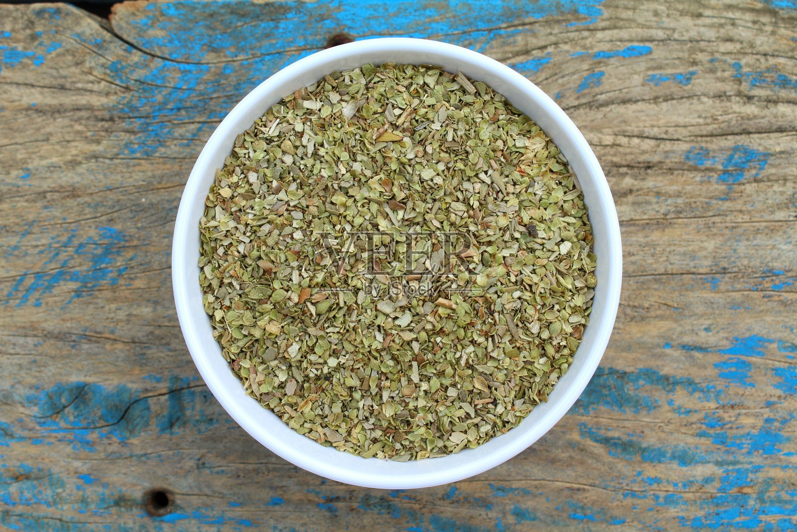 干牛至香料在一个碗在旧木制背景俯视图照片摄影图片