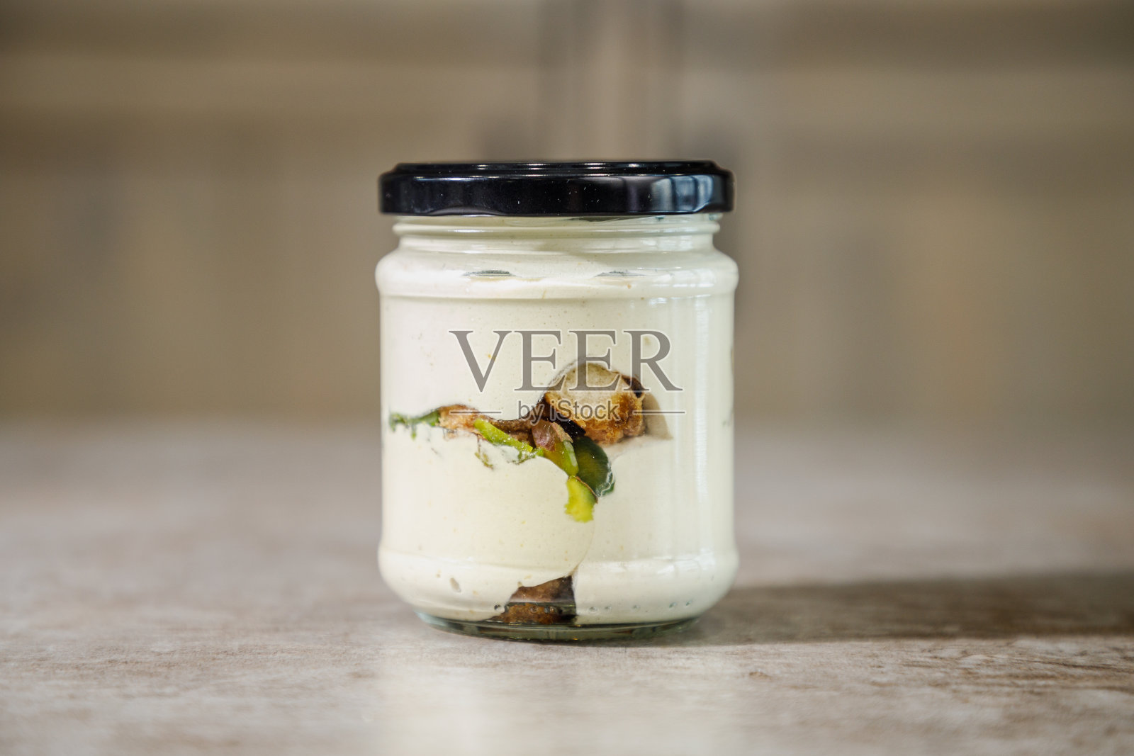 柜台上有瓶开心果香草松糕照片摄影图片