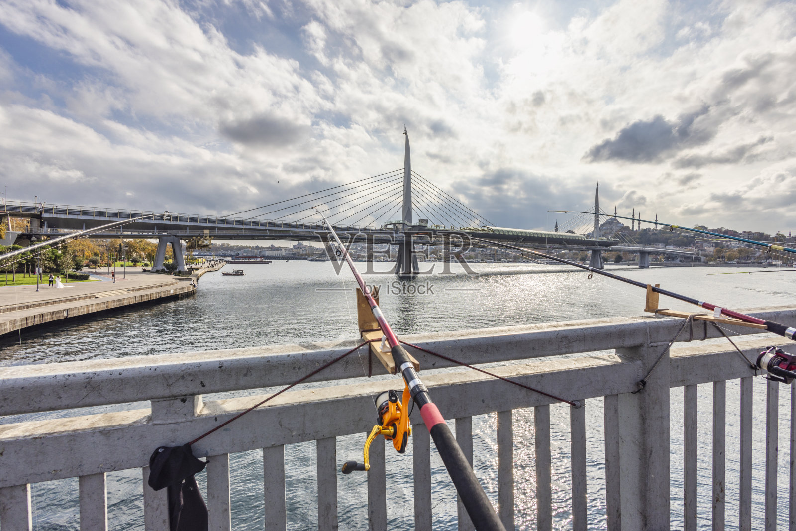 博斯普鲁斯海峡的钓鱼竿照片摄影图片