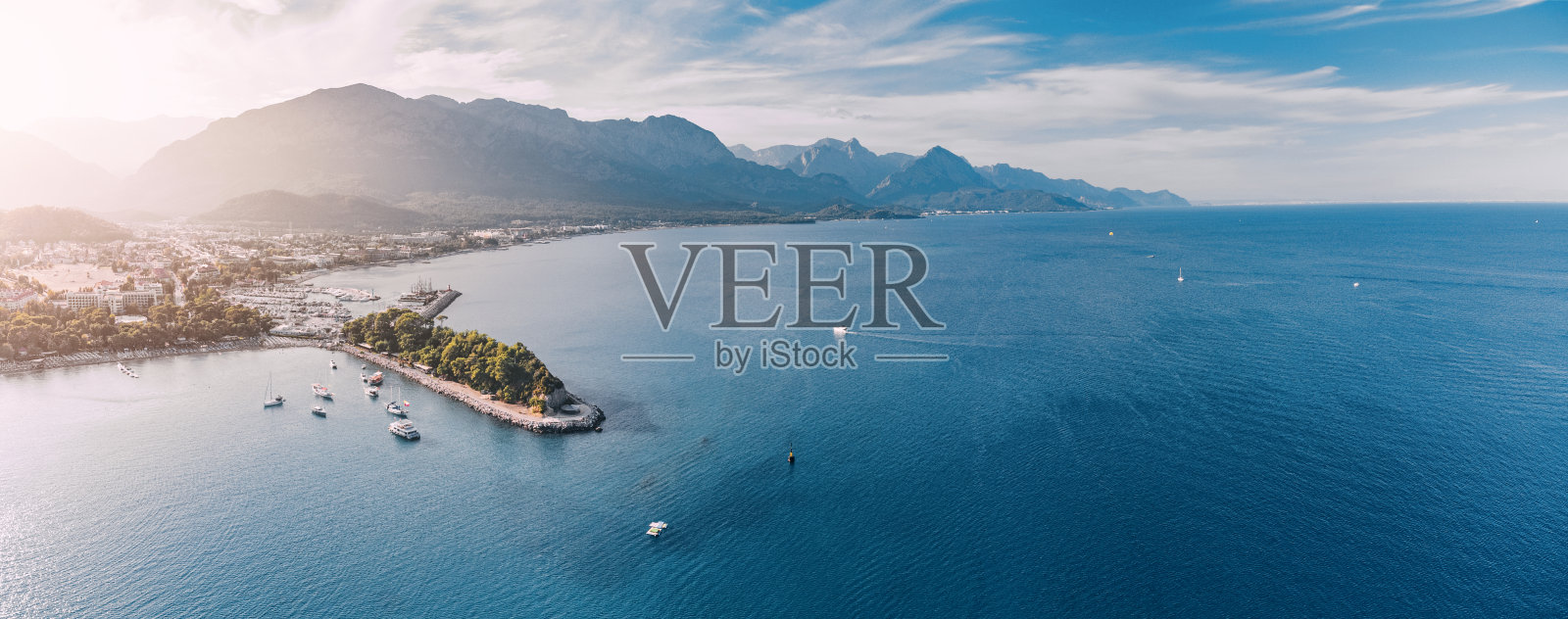 Kemer度假小镇的精髓,土耳其的沿海魅力,我们令人惊叹的航拍图像展示了其风景优美的景观和充满活力的蓝色海水。照片摄影图片