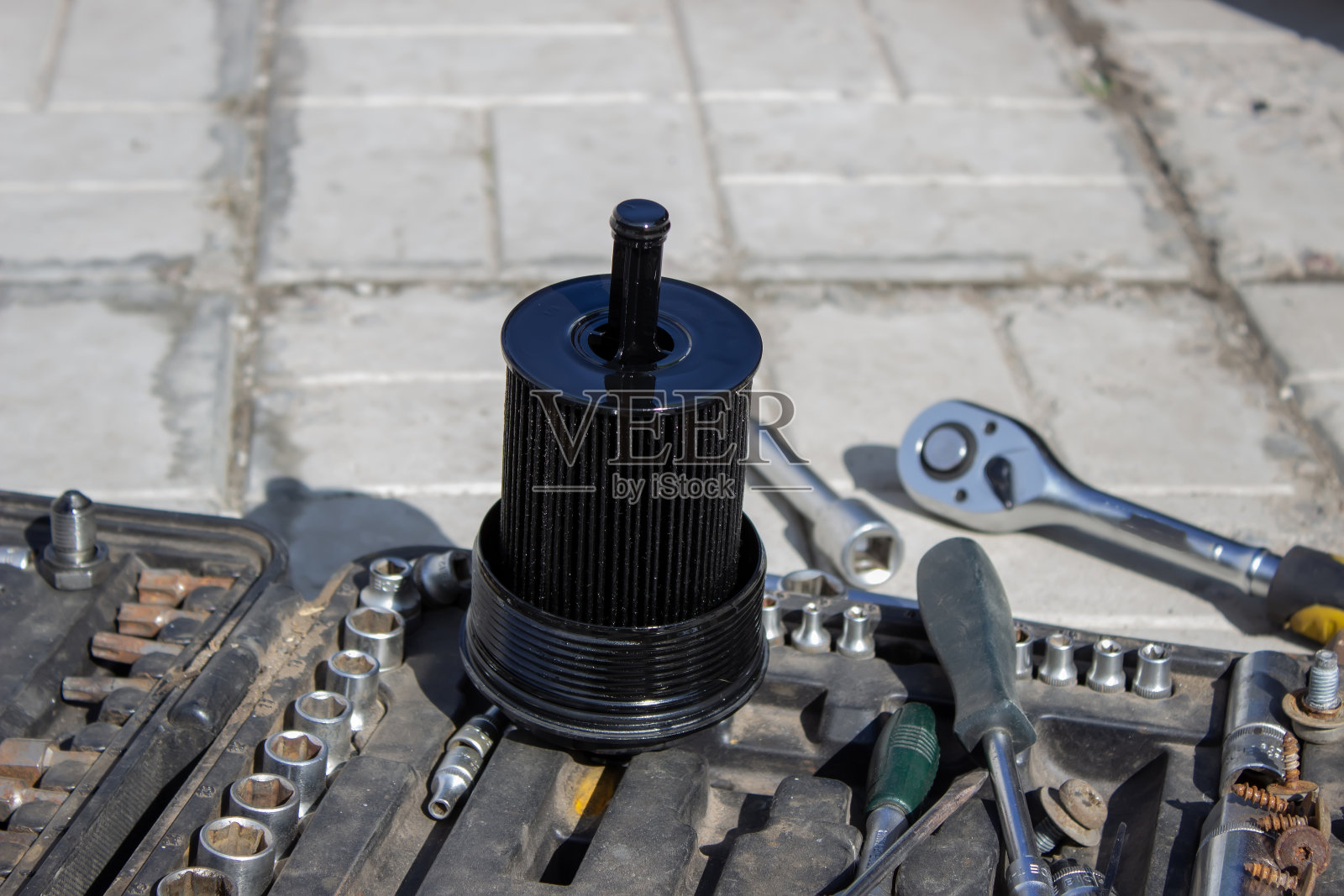 汽车机油滤清器更换。传播和维护。照片摄影图片