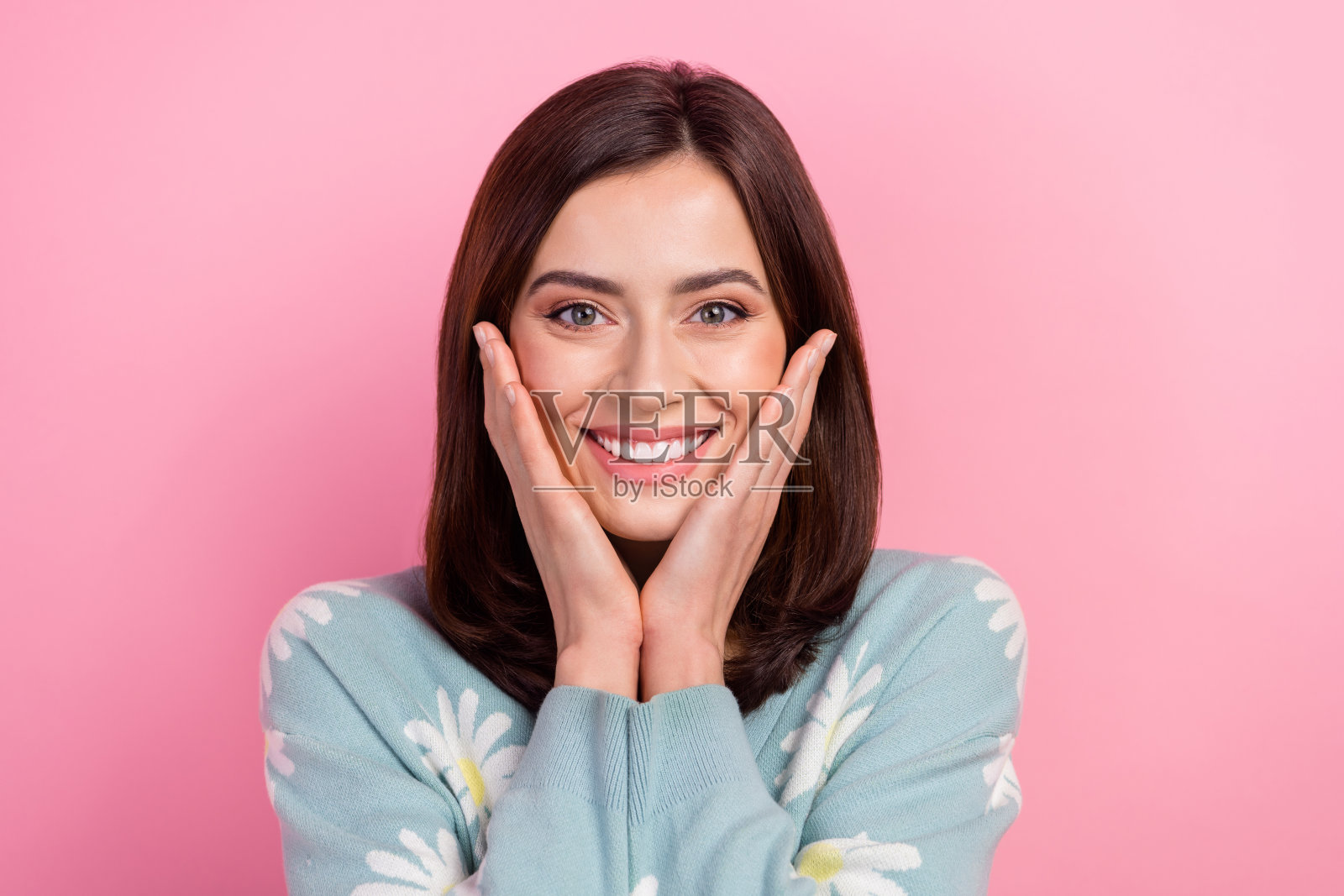 可爱的女士展示白色闪亮的牙齿穿印花开衫孤立的粉红色背景的特写照片照片摄影图片