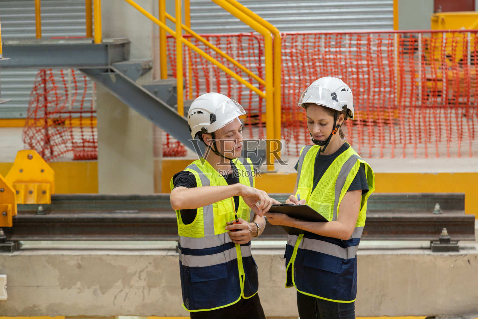 检查备件清单,维护亚洲轨道交通机车,检查车辆段铁路电气化系统轨道照片摄影图片