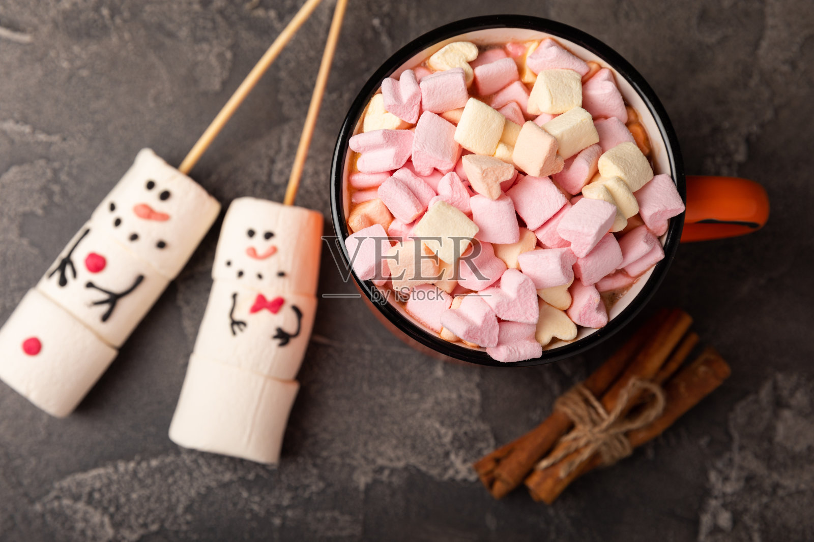 一杯可口的可可饮料和杯子里的棉花糖。香料和棉花糖冬季饮料黑色质地的桌子。冬季热饮。热巧克力加棉花糖和香料。副本的空间。照片摄影图片