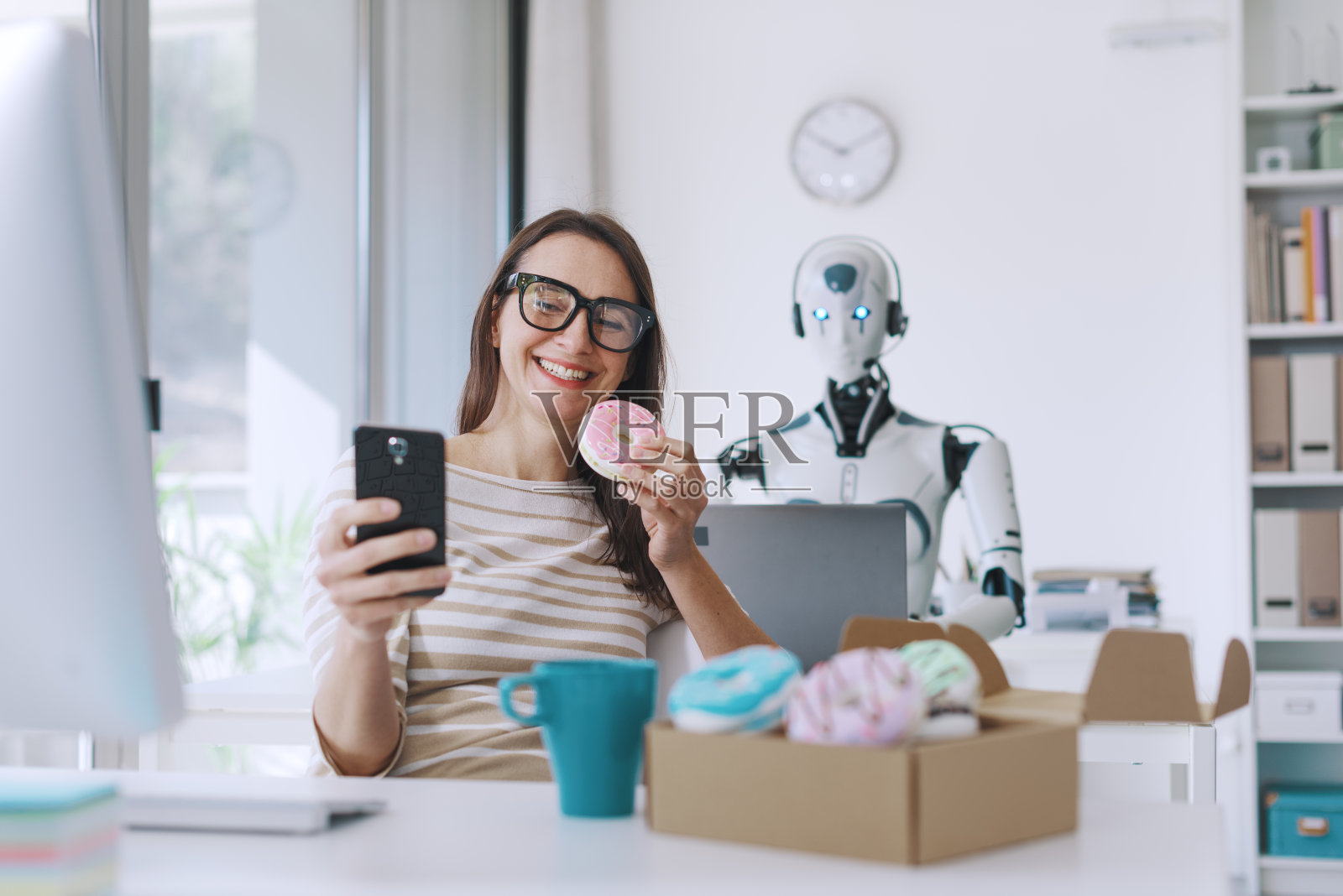 懒惰的员工和高效的机器人照片摄影图片