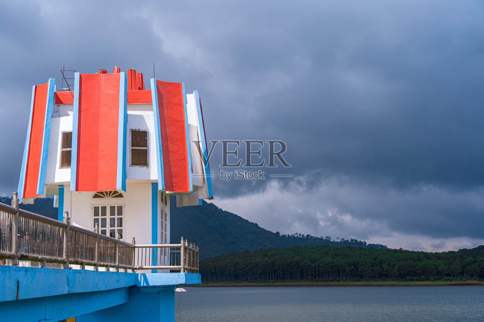 美丽的Tuyen Lam湖在大叻,越南。照片摄影图片