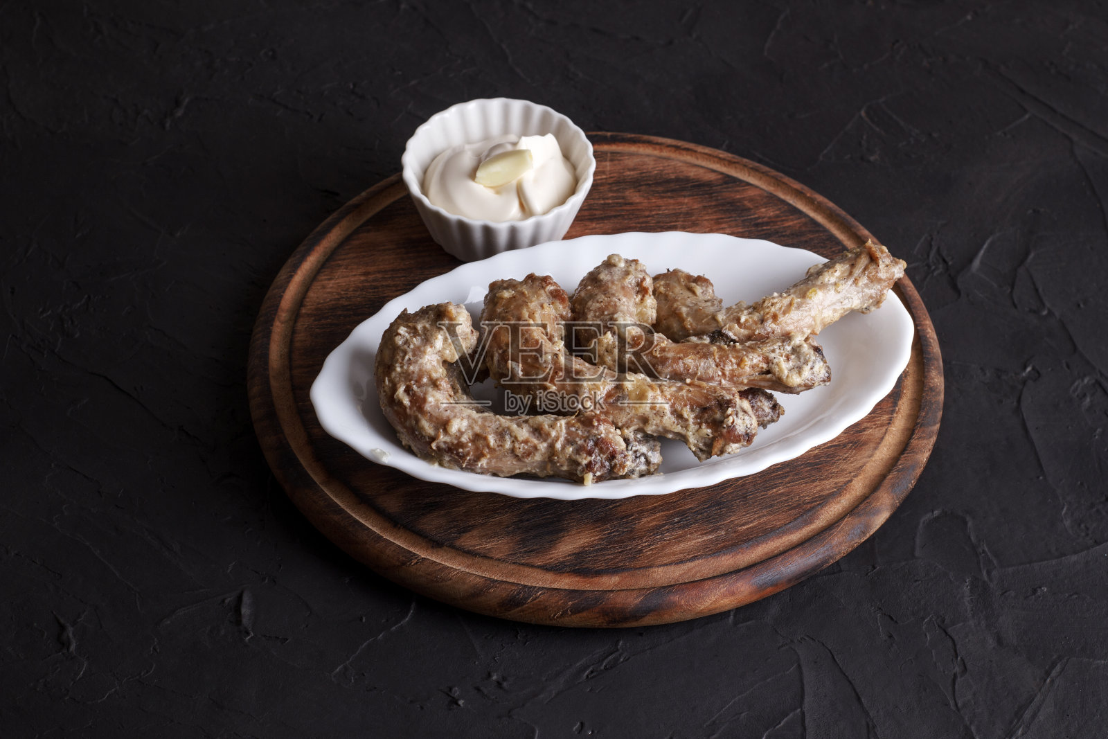 酸奶油蒜汁炸鸡脖子照片摄影图片