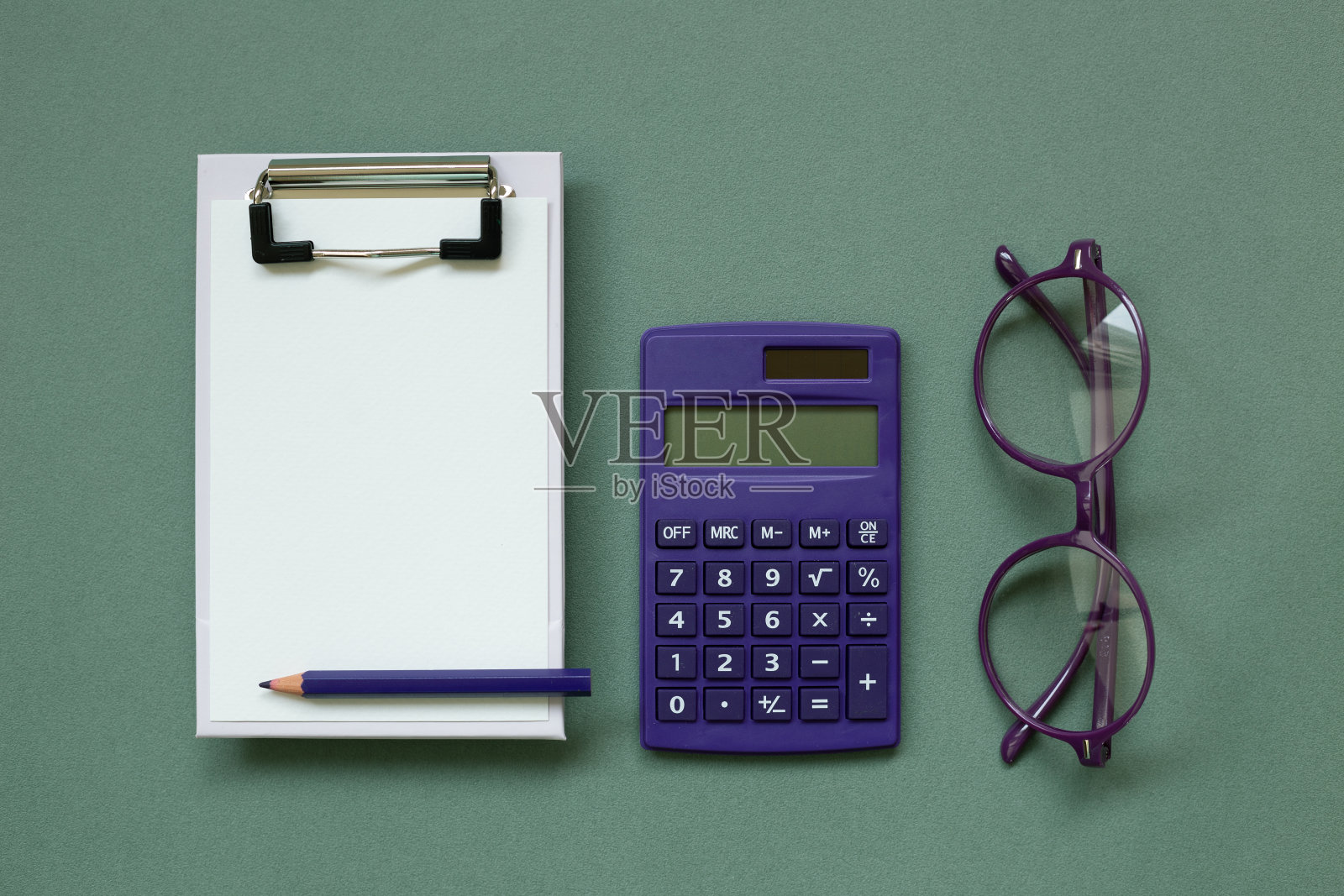 剪贴板和纸张,计算器,绿色背景的眼镜。俯视图,复制空间照片摄影图片