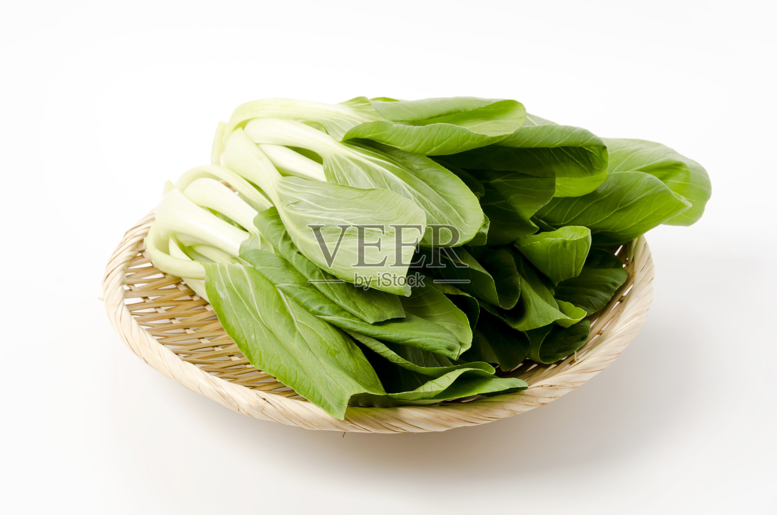 白菜(白菜)在竹筛上白色的背景照片摄影图片
