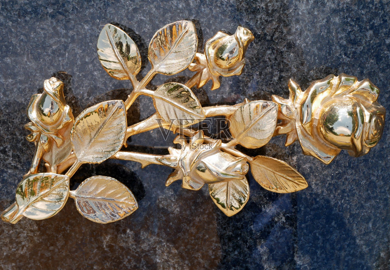 墓碑上的玫瑰装饰照片摄影图片