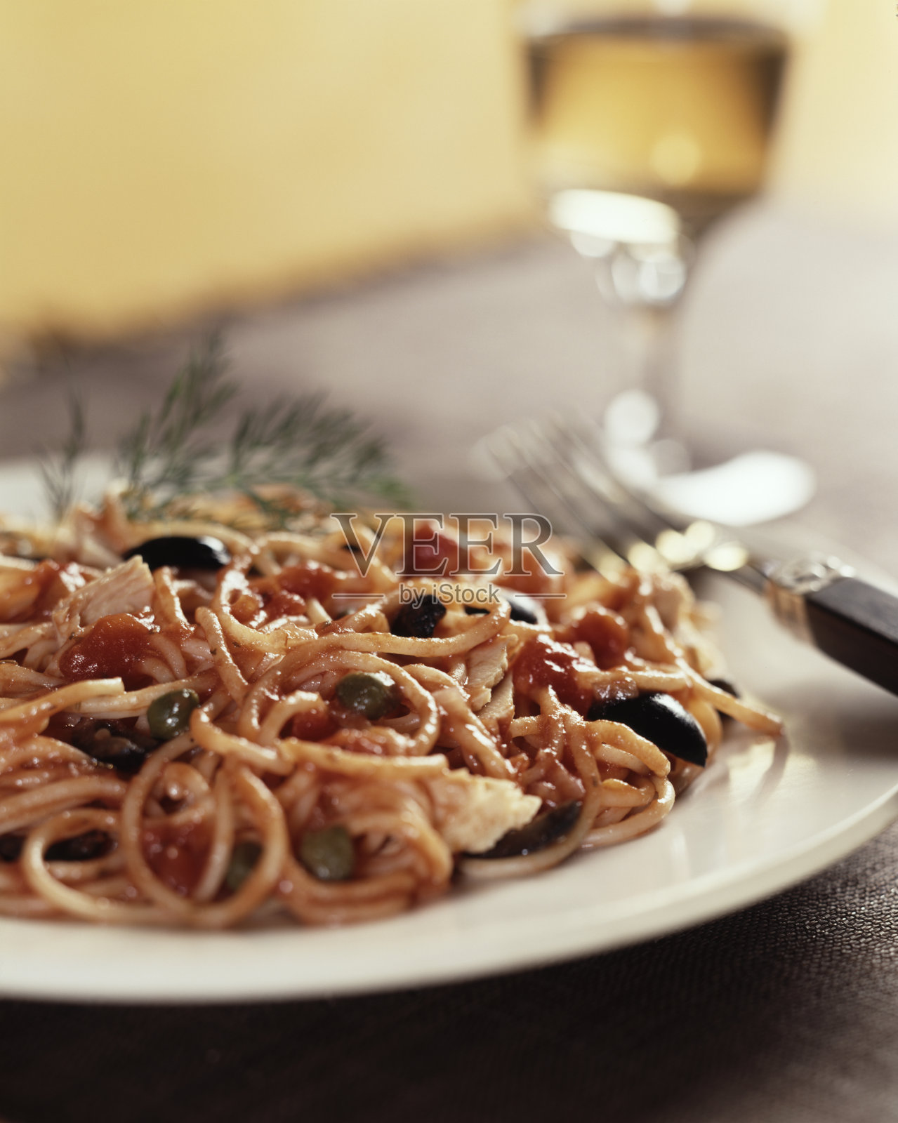 意大利面加橄榄和白葡萄酒照片摄影图片