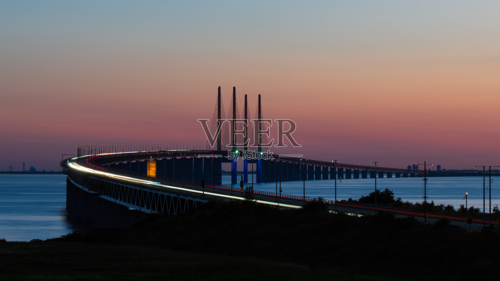 厄勒海峡大桥是一座连接瑞典和丹麦(马尔默和哥本哈根)的高速公路和铁路桥。照片摄影图片