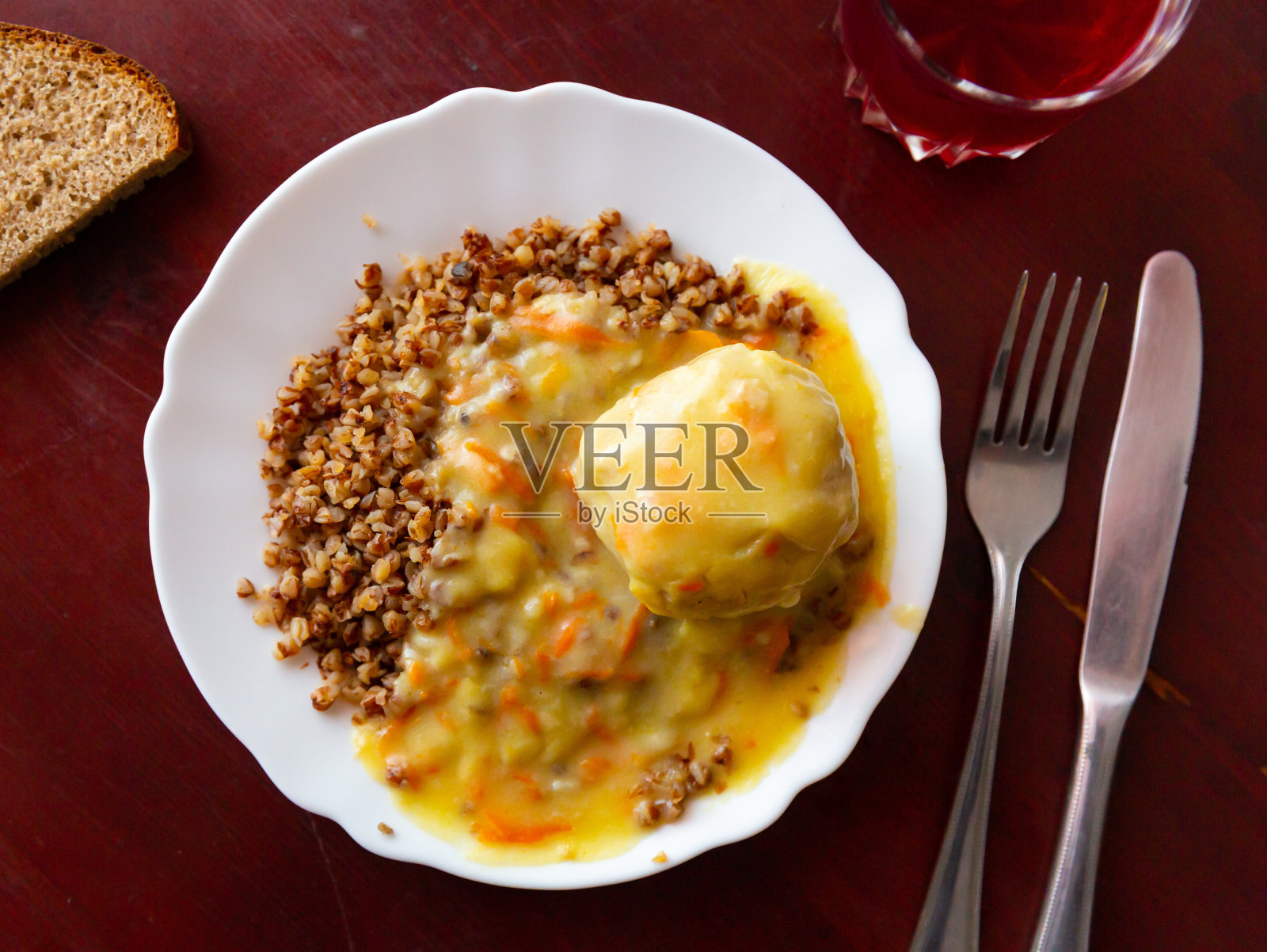 煮荞麦配肉丸酱照片摄影图片