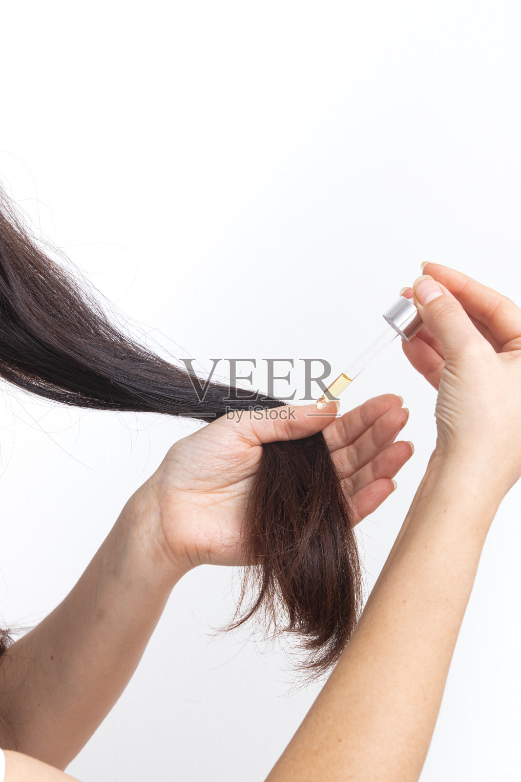 一个留着长发,手里拿着吸管的年轻女人。头发护理照片摄影图片